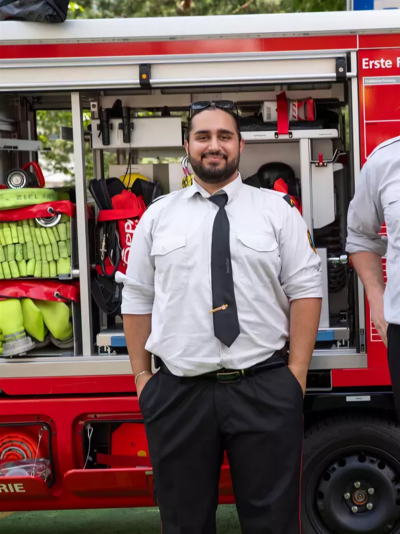 Danial Shiekho vor dem Feuerwehr-Einsatzfahrzeug in Triesen