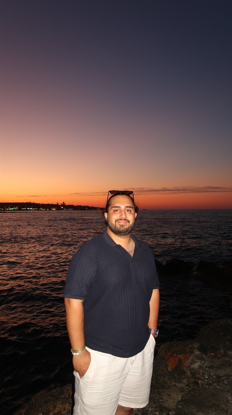 Danial Shiekho privat am Meer bei Sonnenuntergang